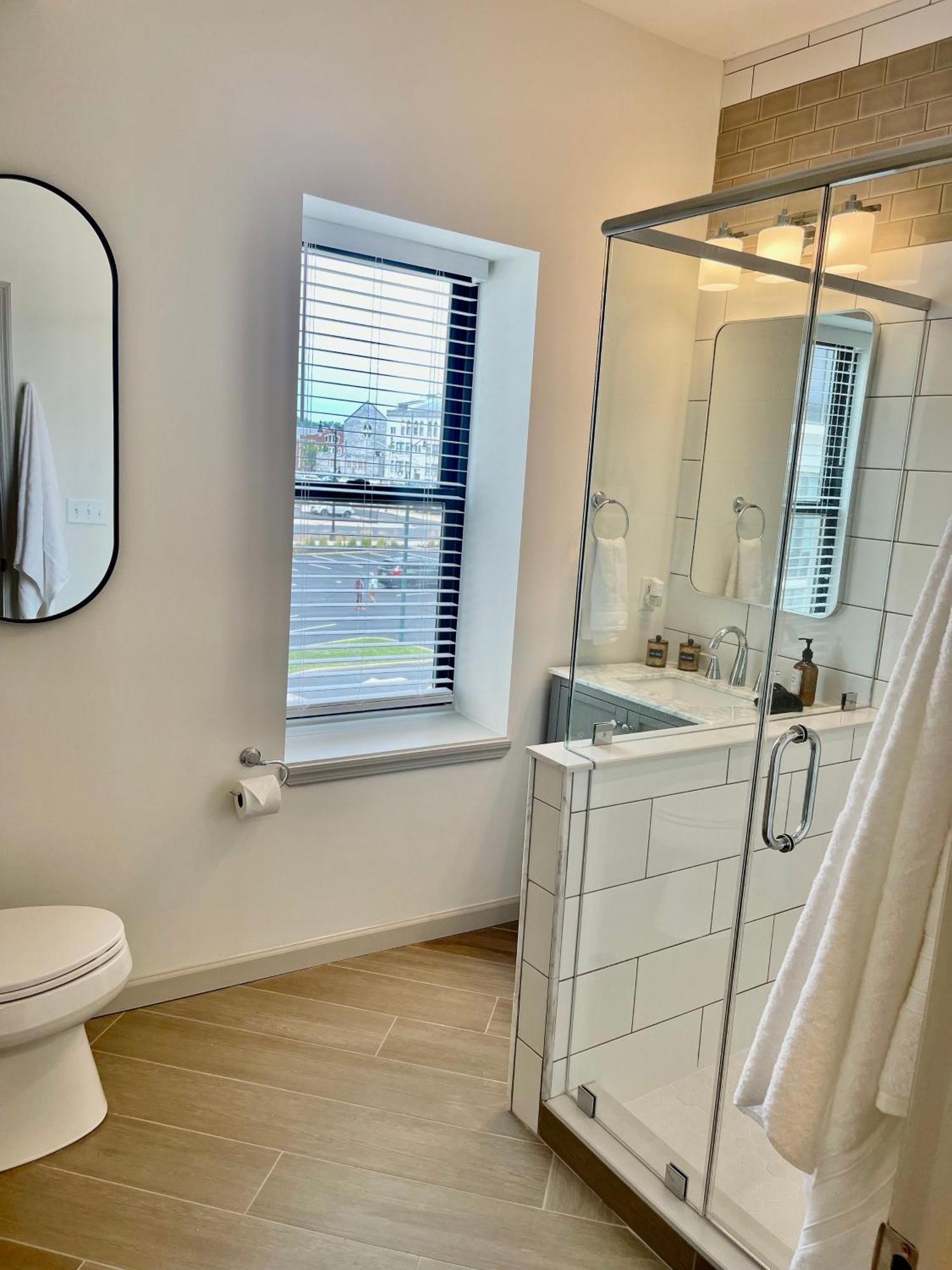 Modern Fully Renovated Suite & Loft In Downtown טרנטון חדר תמונה